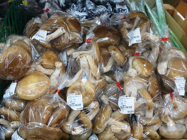 兵庫県三木市、神戸市西区など近隣産のお野菜を販売しています。