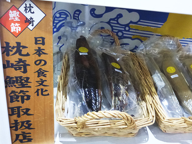 鰹節削り器で削ってお使いください。ご家庭で削りたての香りや味をお楽しみいただけます。
