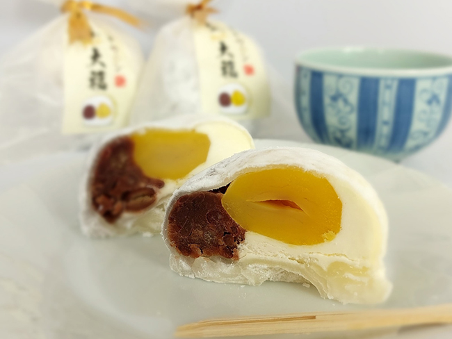 栗とつぶあんとたっぷりの生クリームを求肥で包み冷たく食べれる大福です。