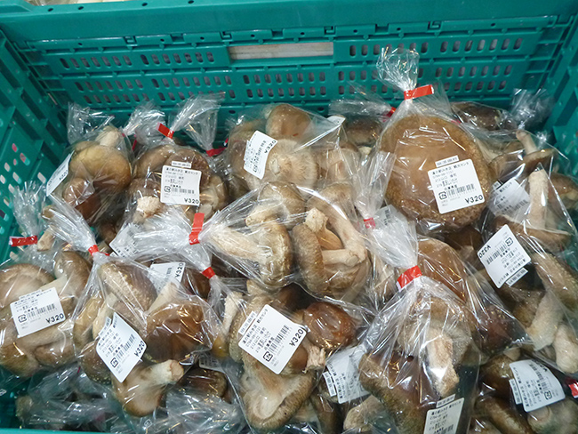 兵庫県三木市、神戸市西区など近隣産のお野菜を販売しています。