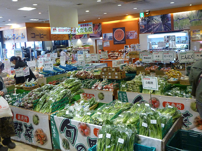 地場産野菜、ご当地ソフト、三木・神戸・播磨地域のお土産を販売しています